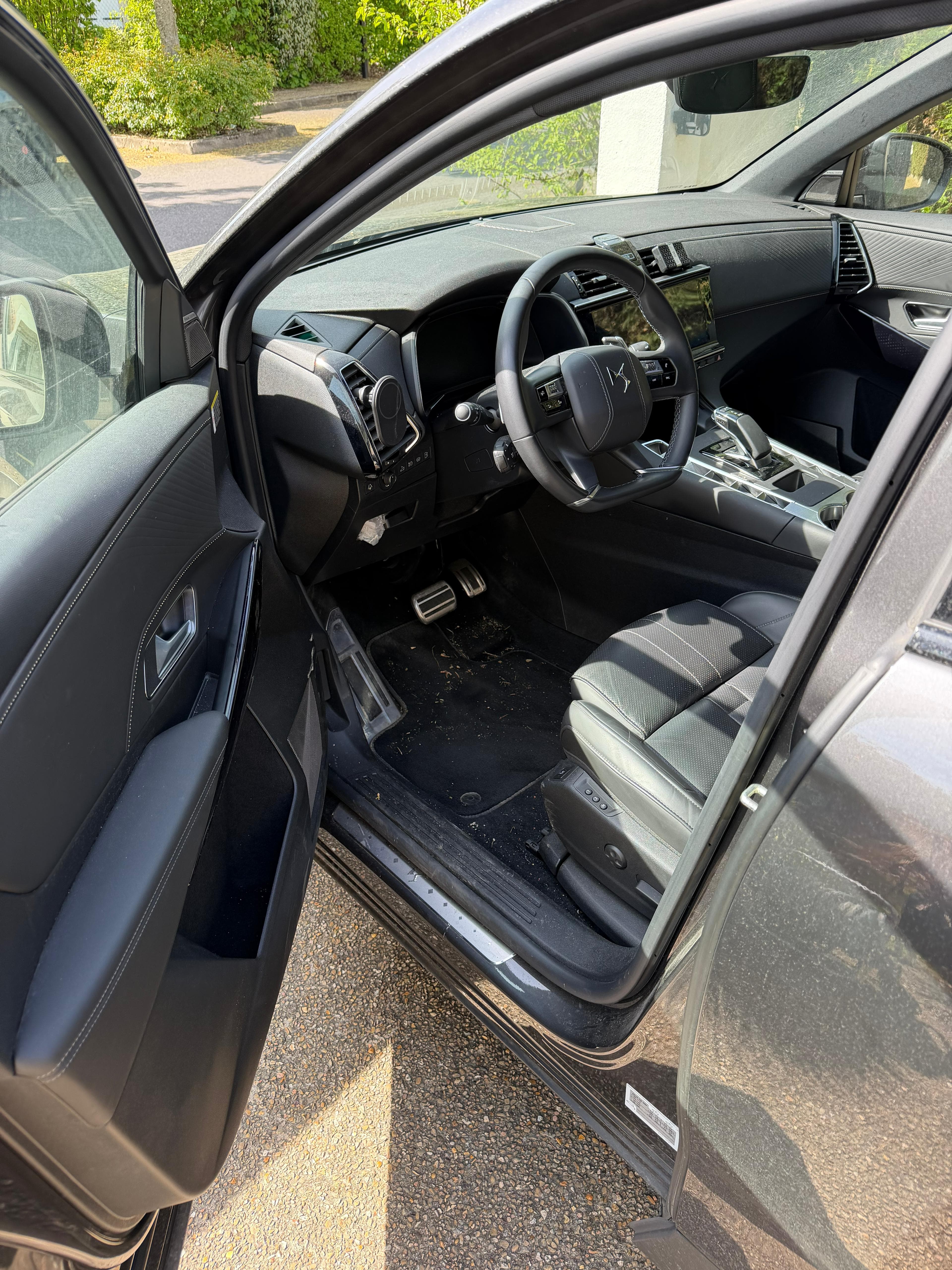 Habitacle Volvo avant apres nettoyage CLEAN CARS MRQS, Avant