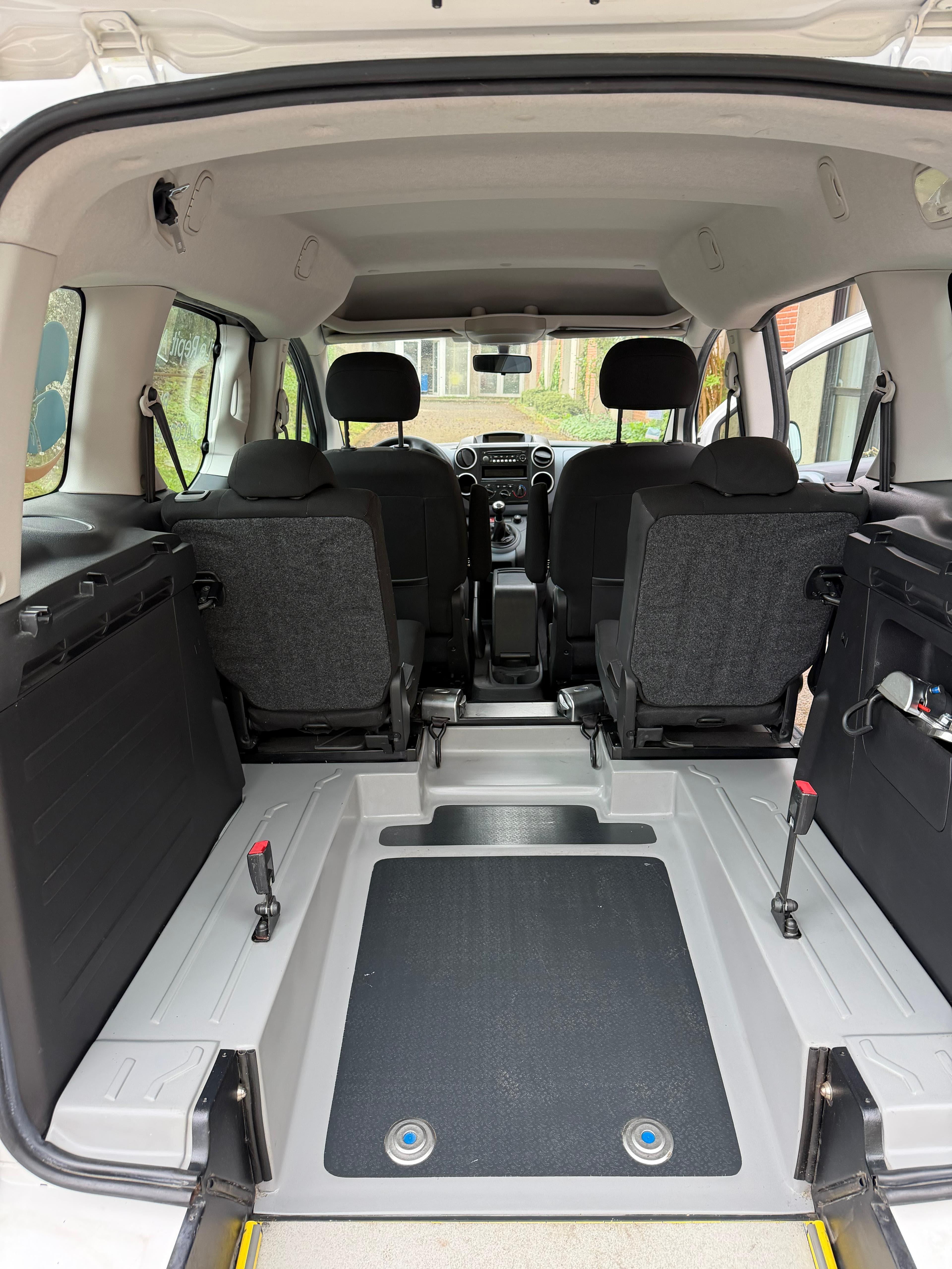 Coffre et habitacle avant apres nettoyage CLEAN CARS MRQS, Après