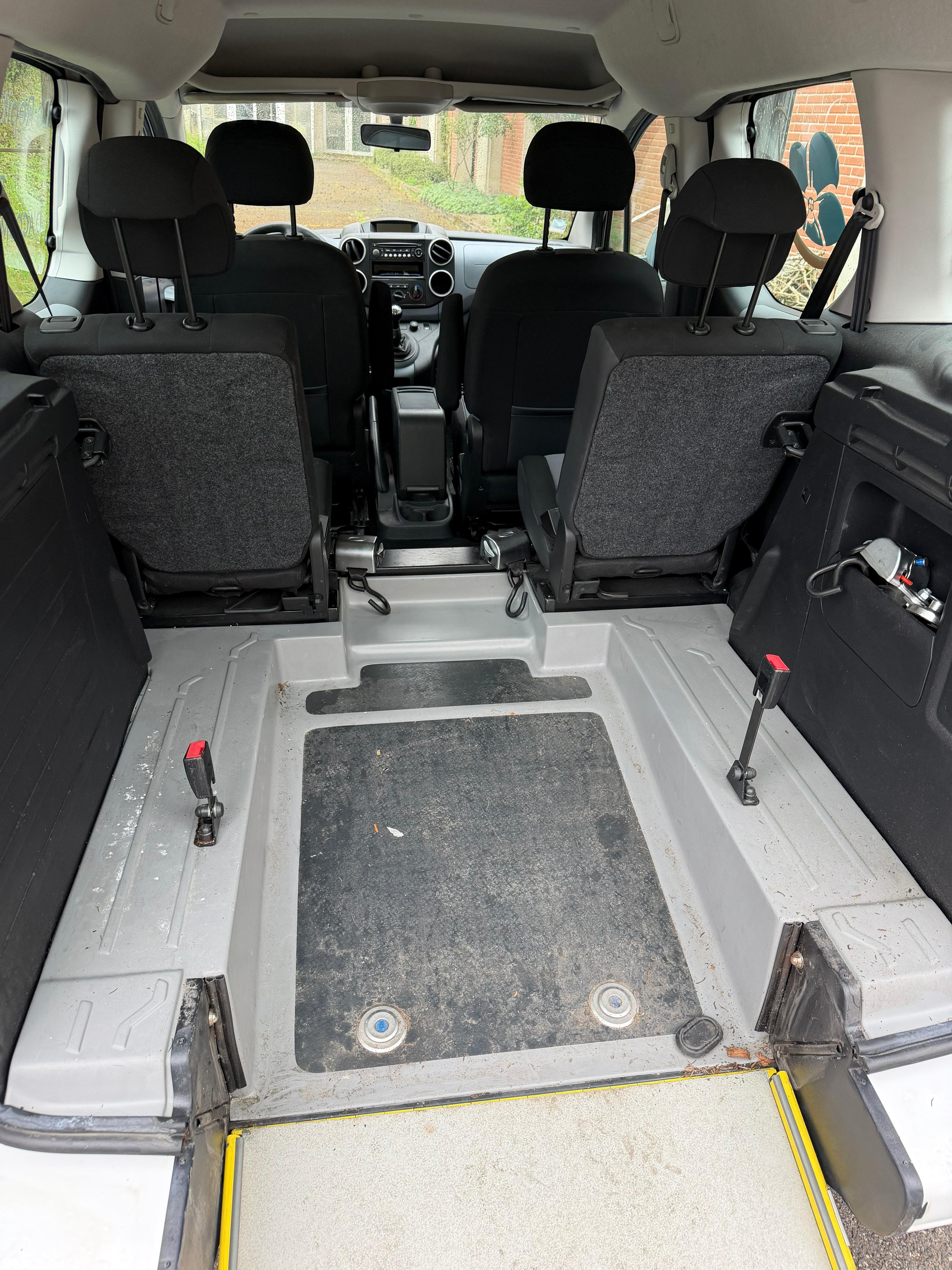 Coffre et habitacle avant apres nettoyage CLEAN CARS MRQS, Avant