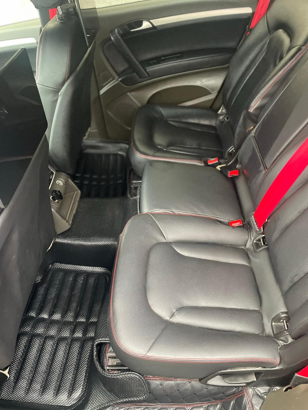 Banquette arriere cuir avant apres nettoyage CLEAN CARS MRQS, Après