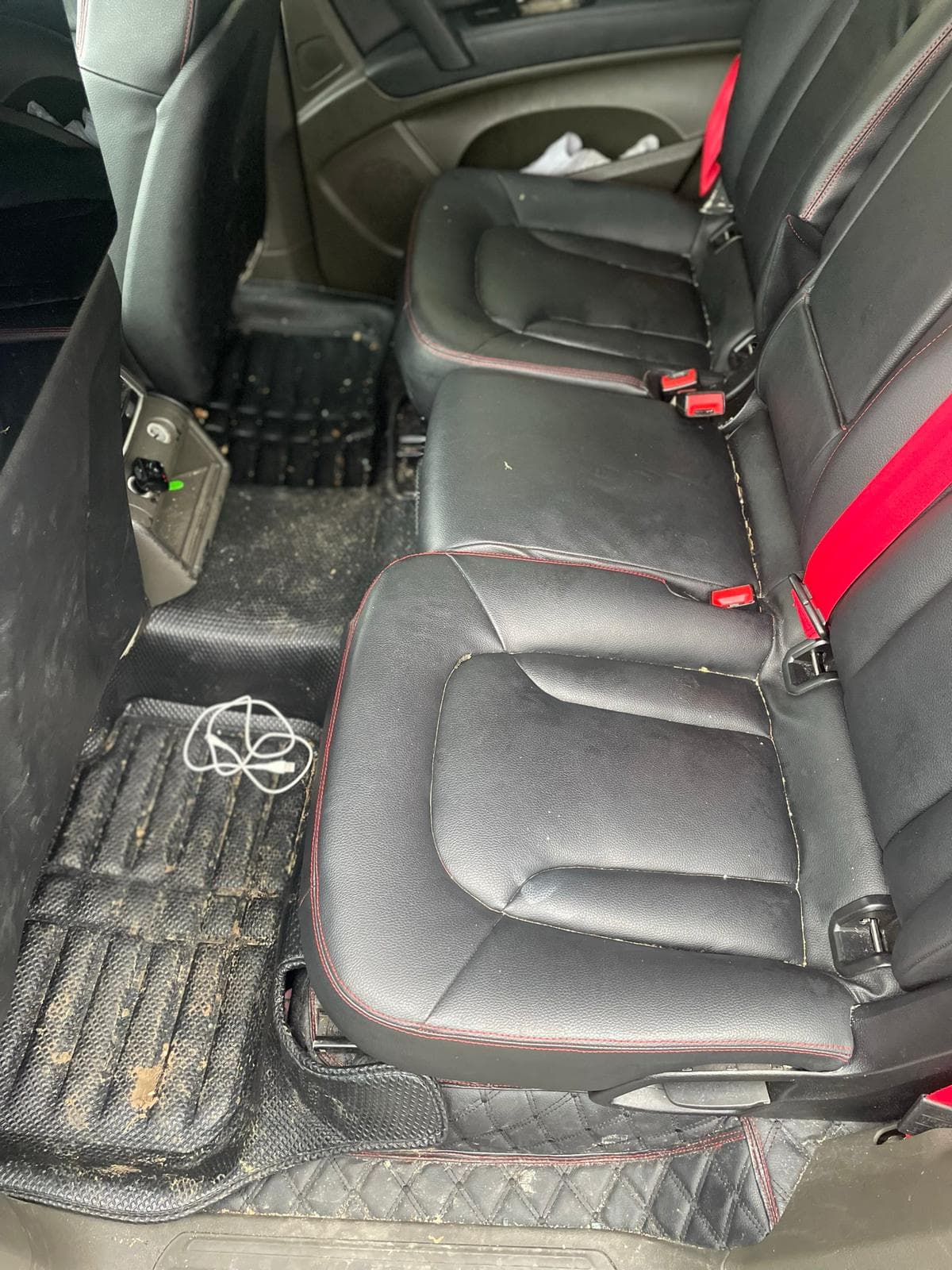 Banquette arriere cuir avant apres nettoyage CLEAN CARS MRQS, Avant