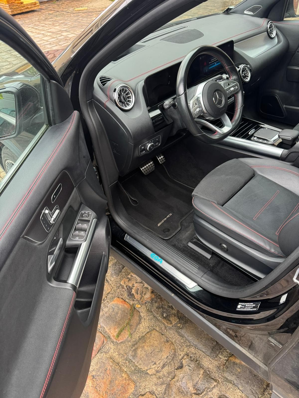 Habitacle avant apres finition CLEAN CARS MRQS, Après