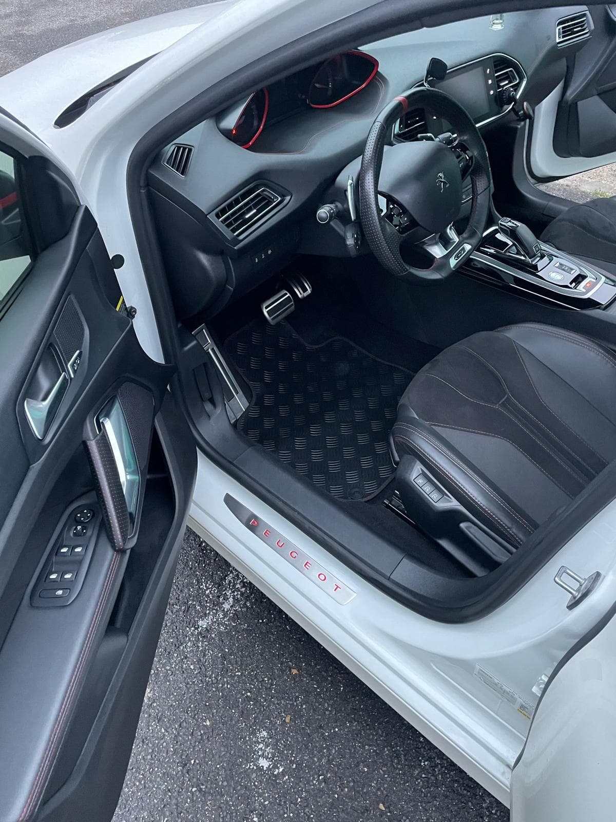 Poste conducteur avant apres nettoyage CLEAN CARS MRQS, Après