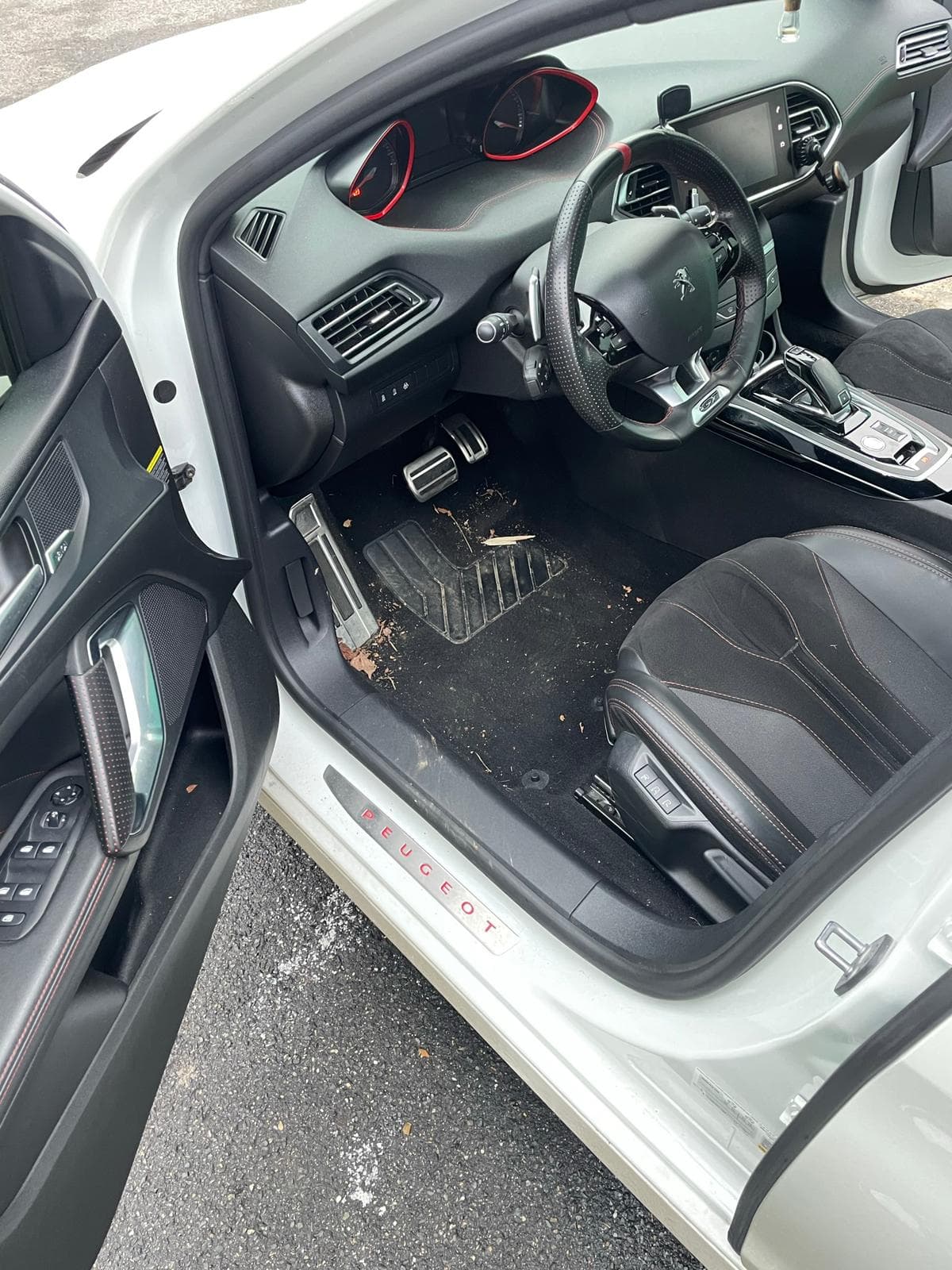 Poste conducteur avant apres nettoyage CLEAN CARS MRQS, Avant