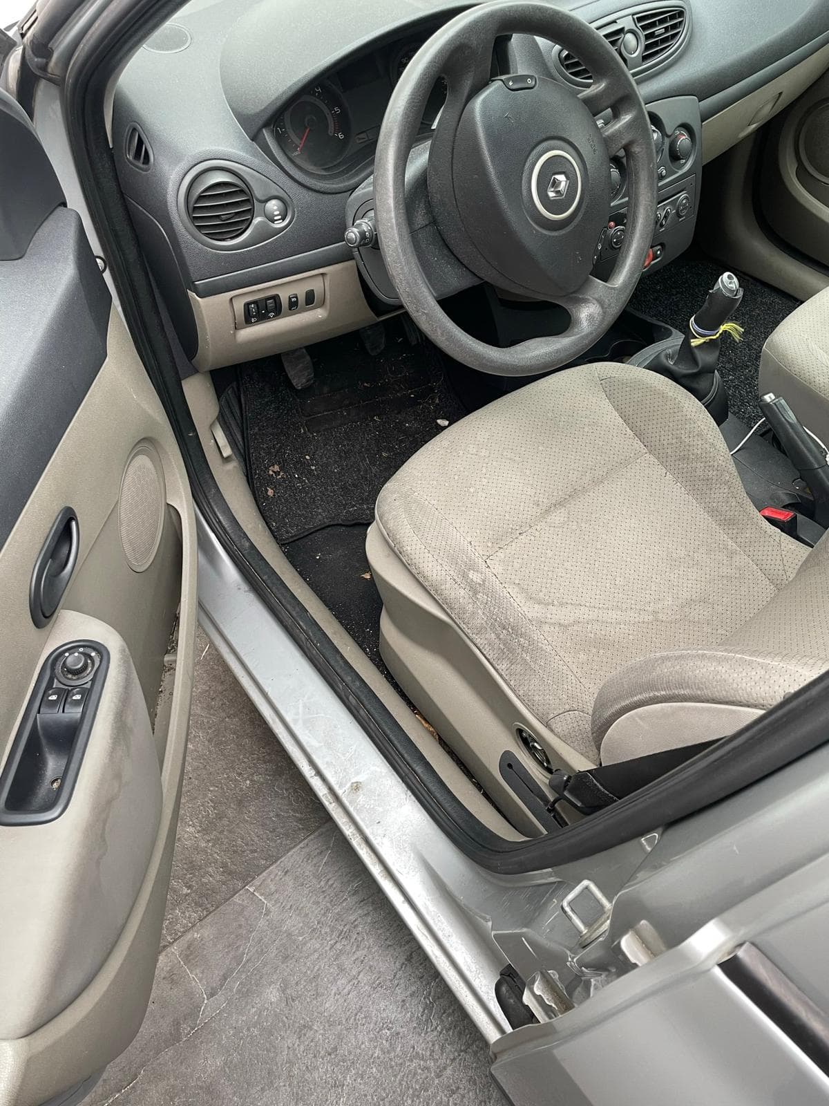 Habitacle avant apres nettoyage CLEAN CARS MRQS, Avant