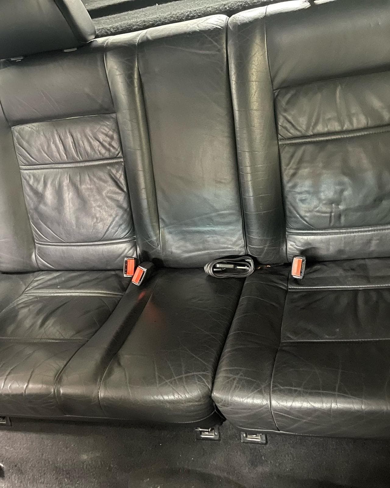 Banquette cuir avant apres nettoyage CLEAN CARS MRQS, Après